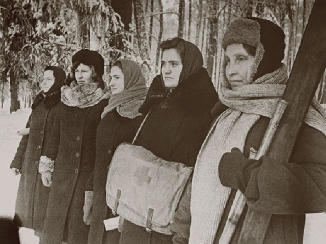 Добровольцы - санинструкторы  