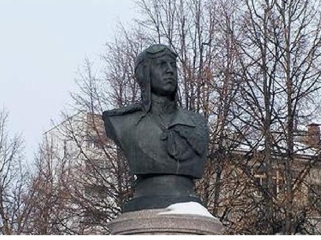 Памятник Мусе Гарееву (летчик, дважды герой Советского Союза) в Уфе  