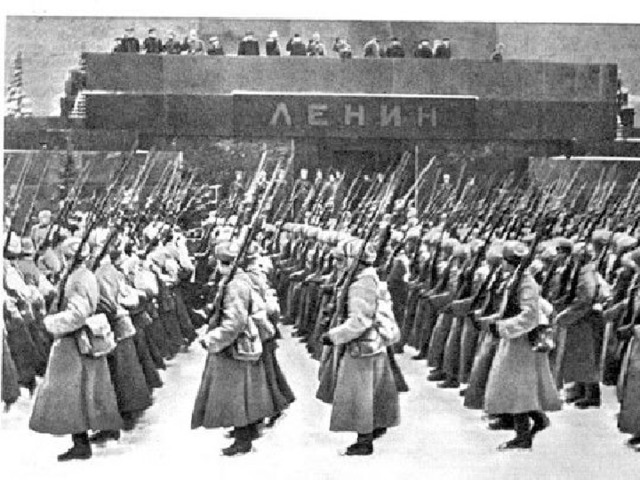 Парад  на  Красной  площади 7 ноября 1941 года в честь 24 годовщины Великой Октябрьской Социалистической революции.  