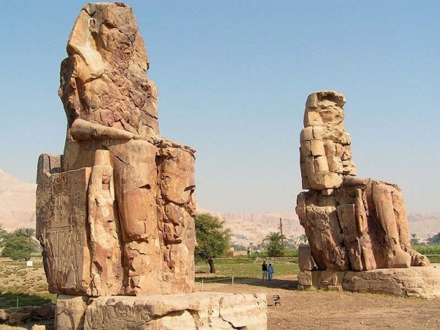 Статуи фараона Аменхотепа III в Фивах (Колоссы Мемнона). Конец XV века до н.э. XVIII династия. Новое царство.  
