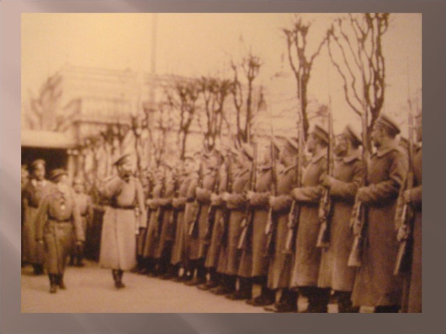 В 1905г. разразилась первая революция, в 1914-м началась Первая мировая война. Государь с сыном лично объезжал фронт, военные заводы, госпиталя. А в 1915г. принял на себя командование Армией.  