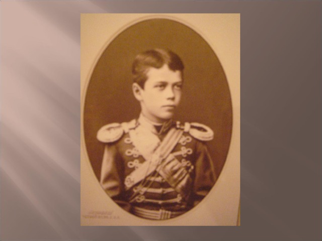 А вот учиться ему приходилось больше сверстников. Занятия наследника были разнообразными: языки, военная наука, литература, математика. Николай владел английским, немецким, французским языками, свободно писал на них, но предпочитал русский. И ещё с самого раннего детства в его сердце жила искренняя вера в Бога. Он часто бывал на службах в храме, любил подпевать хору, все дела начинал с молитвы. И всегда с болью сочувствовал чужим бедам. О нём говорили: «У Николая душа, горячо всех любящая».  