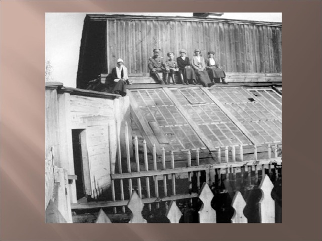 В августе 1917г. Их сослали в Тобольск. Крестьяне окрестных мест и простые жители Тобольска искали всякого случая увидеть Царскую Семью и, увидев, снимали шапки, крестились, многие падали на колени. Точно также без шапок проходили мимо губернаторского дома, места пребывания Царственных заключённых, а женщины плакали.  