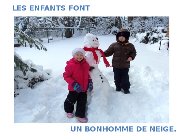 Les enfants font un bonhomme de neige. 