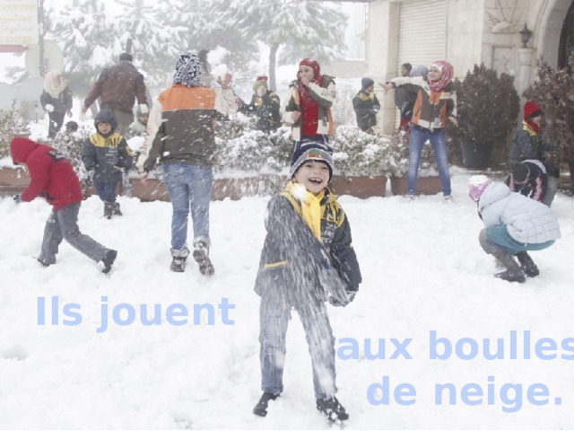 Ils jouent aux boulles de neige. 