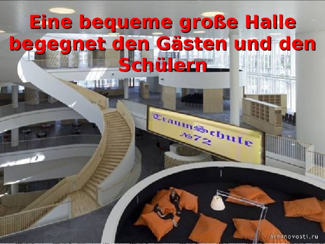 Eine bequeme große Halle begegnet den Gästen und den Schülern  