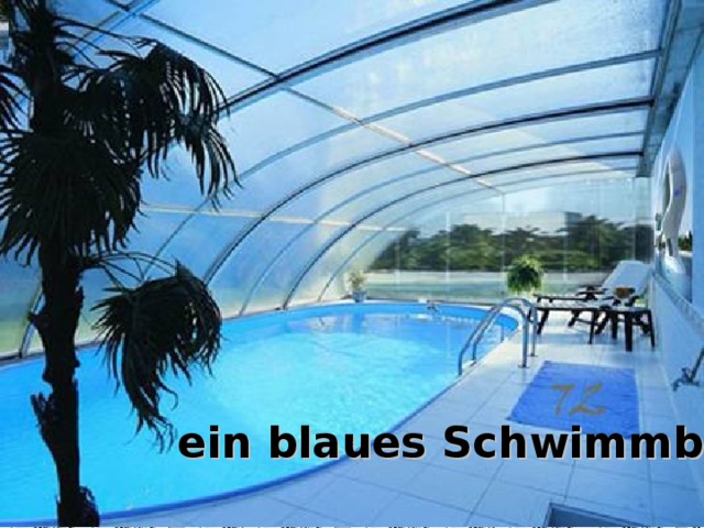 ein blaues Schwimmbad   