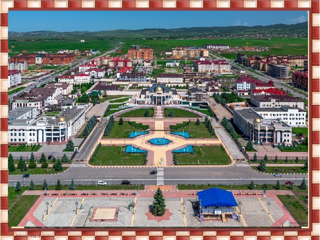 Вот мы и пришли в осенний лес, Скажите, что собирают в сентябре в лесу? Правильно. Ягоды и грибы. Давайте с вами вспомним какие бывают грибы? А теперь возьмем корзинки и отправимся  дальше. 
