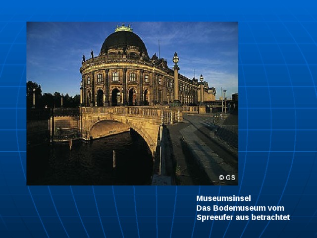 Museumsinsel Das Bodemuseum vom Spreeufer aus betrachtet 