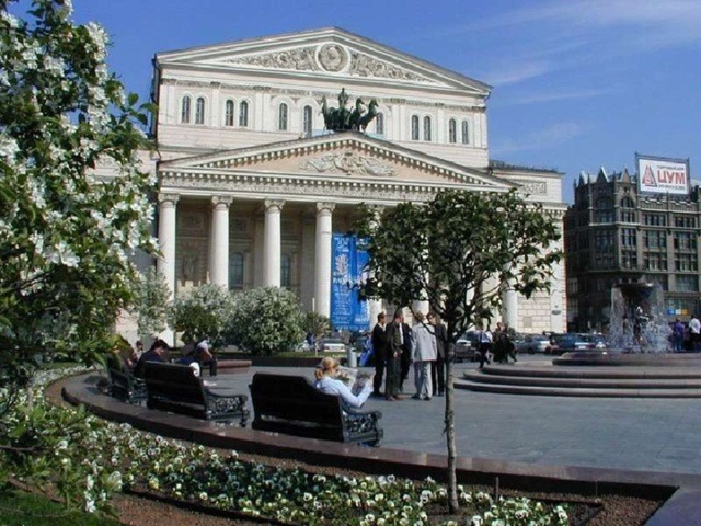 В настоящее время в репертуаре Большого театра сохранены многие классические постановки оперных и балетных спектаклей, но при этом театр стремится к новым экспериментам. К работе над операми привлекаются постановщики, уже получившие известность как кинорежиссёры. Среди них — А. Сокуров, Т. Чхеидзе, Э. Някрошюс и другие. Некоторые новые постановки Большого театра вызвали неодобрение части публики и заслуженных мастеров Большого. Так, скандал сопутствовал постановке оперы Л. Десятникова «Дети Розенталя» (2005), в связи с репутацией автора либретто писателя В.Сорокина. Возмущение и неприятие нового спектакля «Евгений Онегин» (2006, режиссёр Д. Черняков) выразила знаменитая певица Галина Вишневская, отказавшись отмечать свой юбилей на сцене Большого, где идут подобные постановки. Вместе с тем, упомянутые спектакли, не смотря ни на что, имеют своих поклонников 