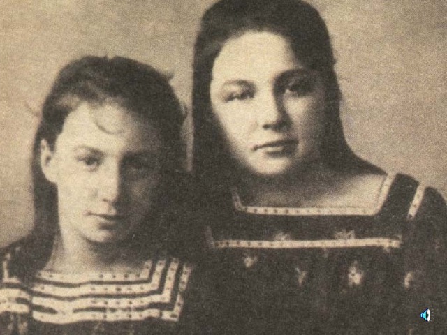 Рождение поэта Красною кистью Рябина зажглась. Падали листья.  Я родилась. 