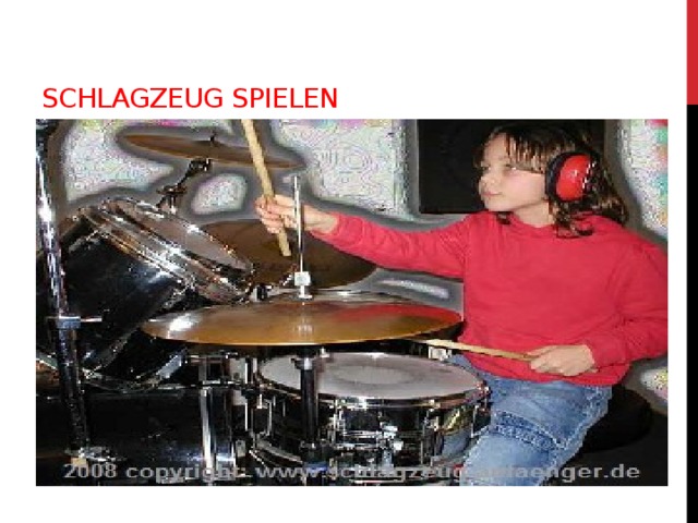   Schlagzeug spielen 