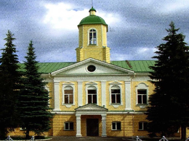 Гаупвахта(Облвоенкомат) Многообразна стиливая картина архитектурного Омска Самые ранние образцы мы находим в крепости. Кто бы мог подумать, что в Омске есть пример барокко? Омский образец барокко (здание бывшей гауптвахты) скромен, потому что это не дворец, а здание сугубо военного назначения,не изменившее его и наши дни. Сильные выступы боковых частей, характерный декор над окнами, венчавшая здание до 30-х годов башня с часами, сообщали облику дома особую привлекательность.  
