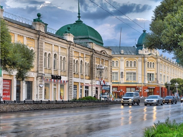 Улица выдержана в классическом стиле, приближенном к имперскому.  
