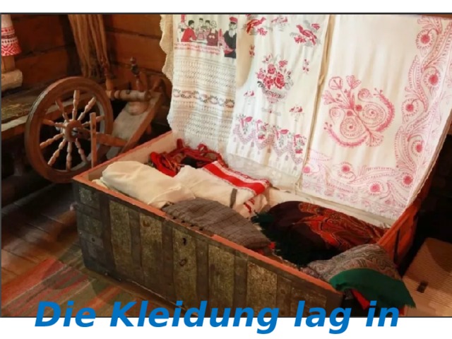 Die Kleidung lag in Truhen. 