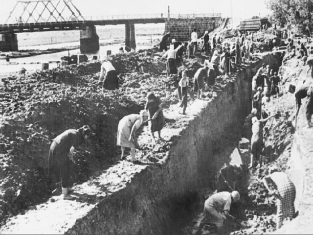 Масштабы строительных работ были огромными. Уже в ноябре 1941 г. на строительстве работало более 170 тысяч человек, а к концу года — 210 тысяч человек. В резуль­тате героических усилий были построены сотни километров противотанковых рвов и заграждений.  