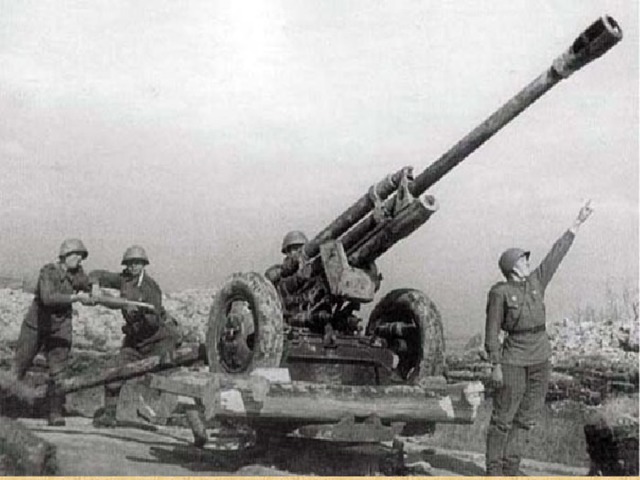 В одну из июньских ночей 1943 г. произошел налет, который наши зенитчики назвали «звезд­ным»: казалось, самолетов было так много, как звезд на небе. Зенитки стреляли так часто, что раскалялись ство­лы орудий, и их приходилось менять.  