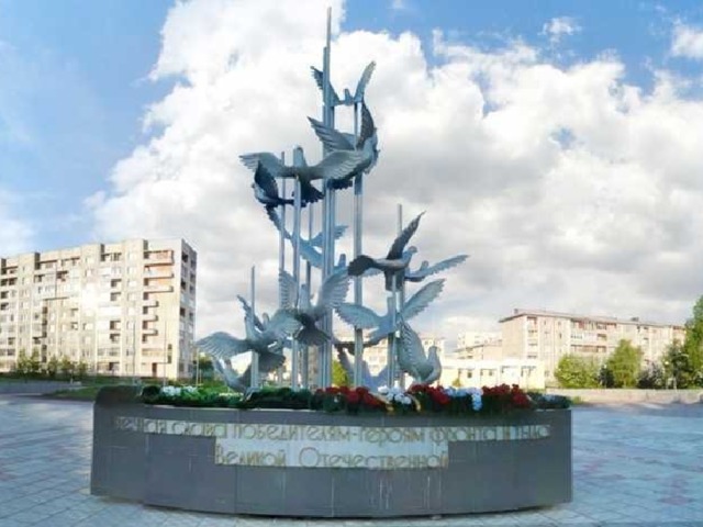 Много лет нашей славной Победе, Снова мирный рассвет, тишина …  И неслышно идет по планете Возвращенная людям весна!  Позади уже дальние дали, Годы, будто в тумане, видны.  И давно уже взрослыми стали Внуки тех, кто вернулся с войны.  