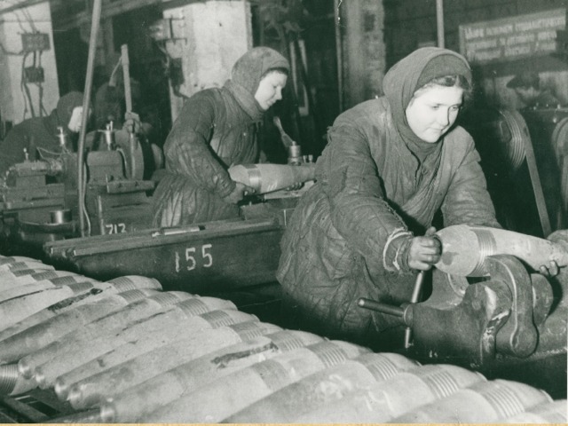 Рыбинский завод полиграфических машин уже осе­нью 1941 г. перешел на выпуск 82-мм минометов, а Ры­бинский завод дорожных машин освоил производство ми­нометов и осколочных авиабомб. Ярославский завод «Красный маяк» изготавливал артиллерийские снаряды и зажигательные авиабомбы. Такую же продукцию дела­ли на ярославском паровозостроительном и электромаши­ностроительном заводах .  
