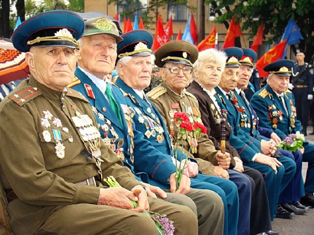 Победа к нам приходит вновь и вновь Прекрасна и юна, как в сорок пятом,  Приходит в блеске старых орденов На пиджаке бывалого солдата.  Умытая слезами – не дождем, Сверкая не огнем, а счастьем жизни,  Победа к нам приходит вешним днем, Чтоб никогда не позабыть о том,  Какой был подвиг совершен Отчизной!  