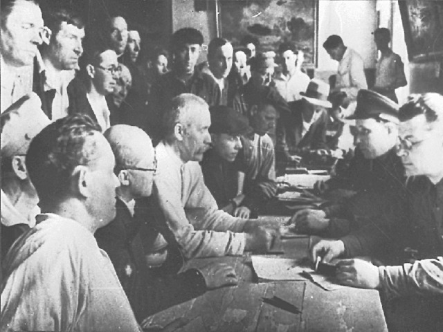 Нападение фашистской Германии на Советский Союз 22 июня 1941 г. поставило нашу страну на грань смер­тельной опасности. Нужна была мобилизация всех сил и средств для отпора врагу. Сотни агитаторов были на­правлены тогда в трудовые коллективы, на фабрики и за­воды, чтобы объяснить людям смысл случившегося, под­нять и вдохновить людей на борьбу.  