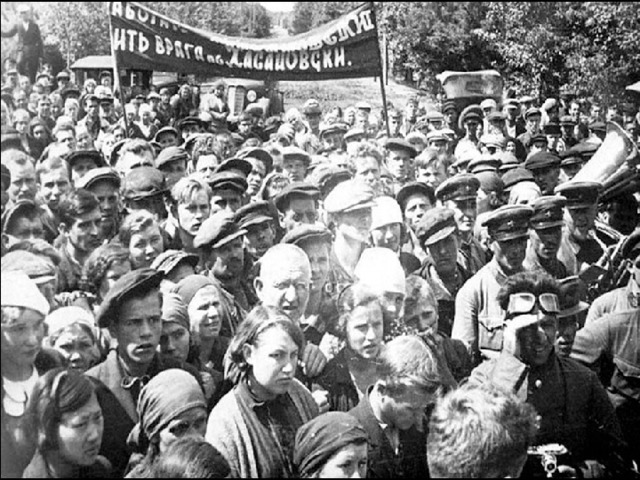 На многочисленных собраниях и митингах принима­лись резолюции в поддержку Красной армии, люди заяв­ляли о готовности отдать все для победы. На митинге ра­бочих завода «Пролетарская свобода» в Ярославле, например, было принято такое решение: «Спокойно и без паники, соблю­дая железную дисциплину, мы будем еще сильнее крепить военное могущество страны, всеми силами помогать род­ной Красной армии в борьбе с ее врагами. А если партия и правительство потребуют, то каждый из нас сменит станки и машины на боевое оружие»  