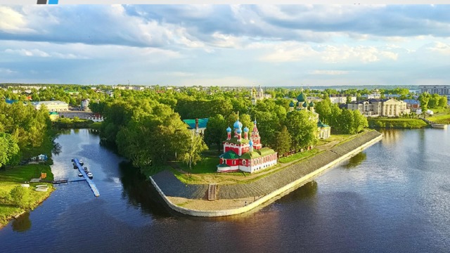 Название города, по одной из версий произошло от того, что река Волга в месте расположения  города резко поворачивает, образуя своеобразный угол 