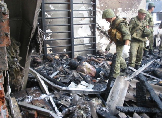 Боевики с крыши и из окон школы начали стрелять по выбегающим людям 