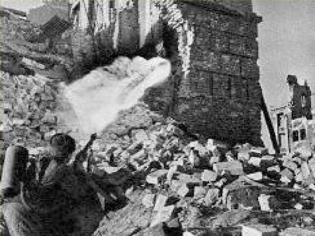 Летом 1942 г.немцы заняли Ростов-на-Дону и через несколько дней вышли к Кавказскому хребту. но дойти до нефти грозного и Баку им не позволили советские солдаты В октябре Жуков и Василевский разработали план контрудара под Сталинградом- «Уран». К югу и к северу от города были тайно пере брошены многочисленные резервы и 19 ноября 1942 г.Красная армия нанесла удар.23 ноября советские части встретились в районе г.Калач.  Уличные бои 