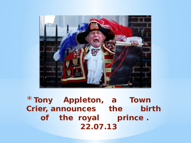 Tony Appleton, a Town Crier, announces the birth of the royal prince . 22.07.13 