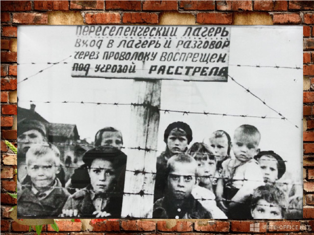 В Польше были созданы шесть лагерей смерти, куда предстояло депортировать еврейское население Европы (Треблинка, Хелмно, Собибур, Майданек, Освенцим и Белжец). В этих лагерях оборудовали газовые камеры и печи для сжигания трупов.   Прибывающие на железнодорожные станции лагерей смерти под предлогом прохождения санитарной обработки направлялись в «душевые». В помещение подавался газ «Циклон В» — и через 5 минут все люди умирали.  
