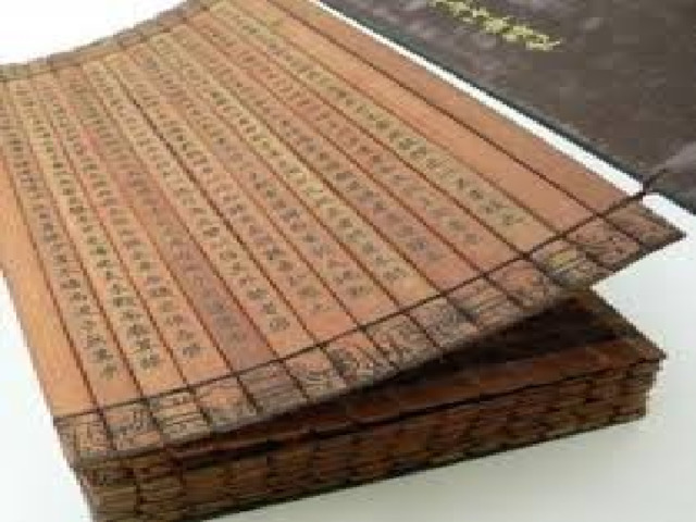Сотни писцов переписывали книги. Написание каждой книги занимало несколько лет. Теперь по этим записям мы узнаем, как жили люди много лет назад.  