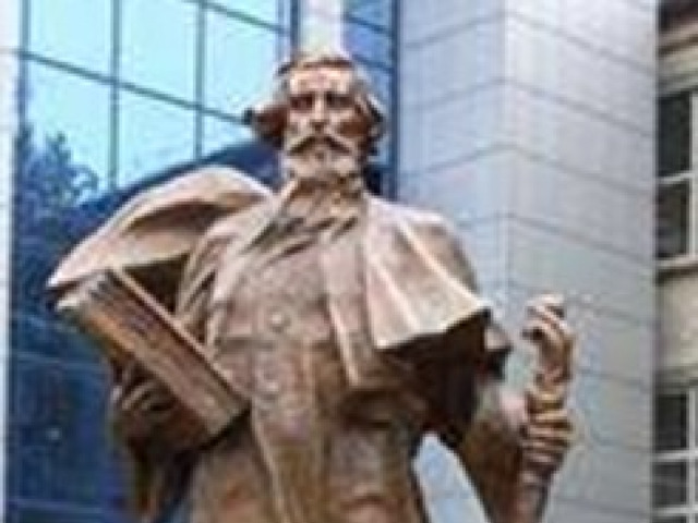  Пока народ –  носитель языка –  не исчерпал  судьбы своей века  и продолжает  Русский мир  творить,  Даль  будет жить! 