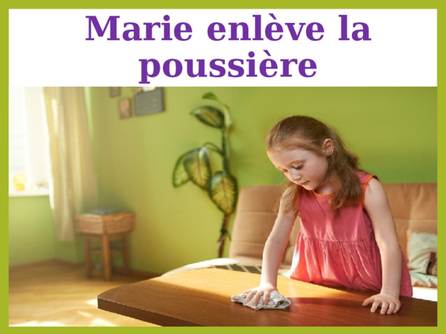 Marie enlève la poussière 