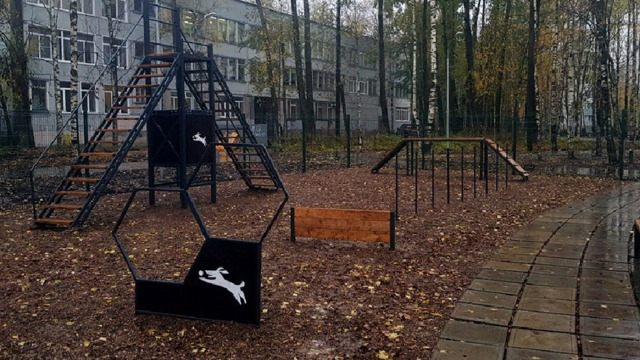 Парк в микрорайоне «Строитель» Открытие парка: 3 октября 2019год. Как и планировалось, на облагороженной территории расположены спортивная и детская площадки, площадка для выгула собак, проведено освещение, а также установлены скамейки и урны. Для любителей активного отдыха в парке появились легкоатлетические снаряды, брусья и турники. Горожане, которые предпочитают коротать время за чтением книг, смогут удобно расположиться на скамейках. Детям тоже не будет скучно, ведь для них специально сооружена площадка с качелями и горками. Отдельно стоит выделить огороженную зону для домашних питомцев. На ней четвероногий друг сможет вдоволь нагуляться со своим хозяином. 
