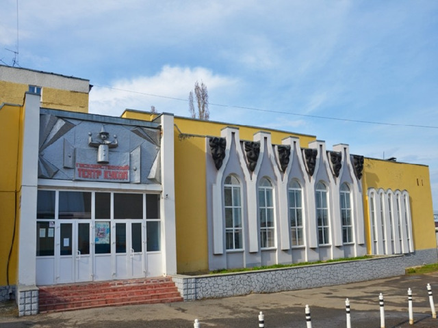 Республиканский кукольный театр Представления театра, недавно отметившего 75-летний юбилей, помогли воспитать не одного поколение горожан. Яркие и поучительные спектакли, даваемые на местной сцене, пробуждают в юных зрителях лучшие чувства, учат жить по совести, а поступать по справедливости. Колоритные куклы, словно оживающие в руках актеров, приводят ребятишек в восторг. Труппа театра активно гастролирует по стране, приглашается на авторитетные фестивали – «Радуга», «Рабочая лошадка», «Чинжарамо», где постоянно претендует на призы. 