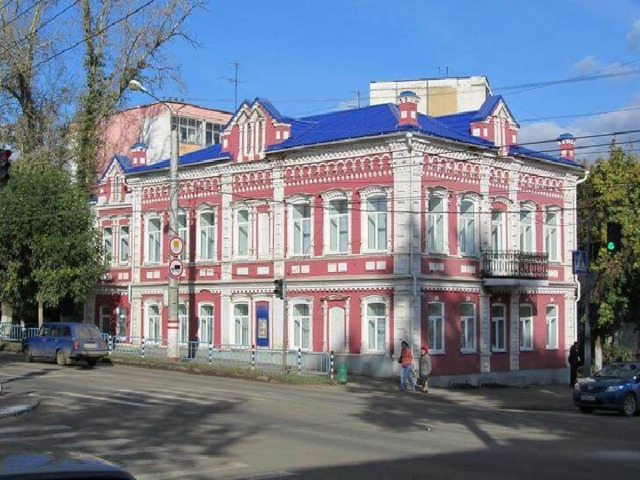 Музей мордовской народной культуры Музейная коллекция размещена в особняке XIX столетия, который представляет собой памятник городской архитектуры. До Революции 1917 года этот дом принадлежал купцу К. Х. Бараблину. Экспозиция состоит из национальной одежды, ремесленных изделий, изготовленных мордовскими умельцами, сельскохозяйственных инструментов, предметов быта, дающих представление о культуре населяющих Мордовию народов. 