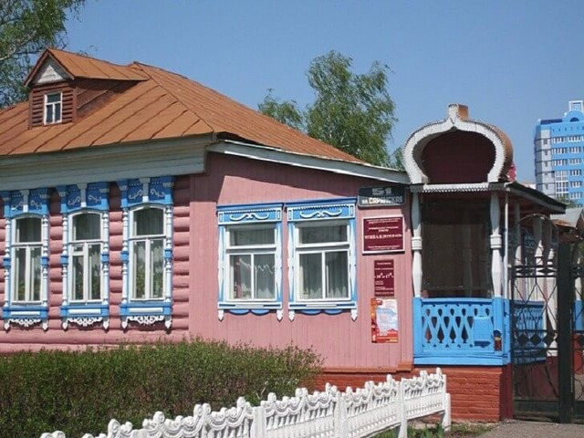 Музей А. И. Полежаева Экспозиция музея посвящена художнику А. И. Полежаеву. Она заработала в 2001 году на территории деревянного дома XIX века. Коллекция состоит из четырех отделений, посвященных различным периодам жизни и творчества автора, а также литературной гостиной, где проходят поэтические вечера и концерты. Следует отметить, что это единственный в России музей, освящающий деятельность А. И. Полежаева. 