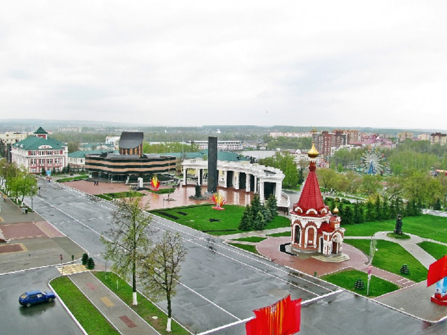 Мемориальный комплекс Мемориальный комплекс, расположенный на пл. Победы. Он включает в себя несколько сооружений: памятник воинам, Музей боевого и трудового подвига, еще один памятник воинам-интернационалистам, часовню и обелиск «Побег из ада». Все элементы комплекса появились в разное время – самый ранний (скульптурная группа, изображающая женщину, вручающую сыну-солдату меч) был сооружен в 1970-х годах. 