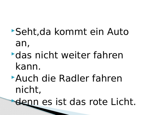 Seht,da kommt ein Auto an, das nicht weiter fahren kann. Auch die Radler fahren nicht, denn es ist das rote Licht. 