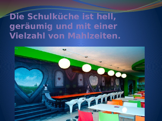 Die Schulküche ist hell, geräumig und mit einer Vielzahl von Mahlzeiten. 